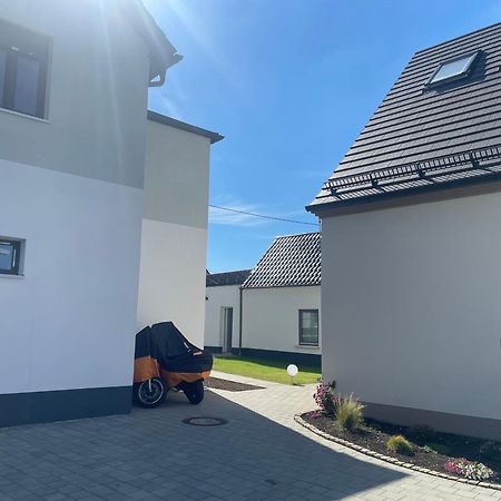 Modernes & Gepflegtes Hotelzimmer Mit Kueche! Bernstadt  Exteriör bild