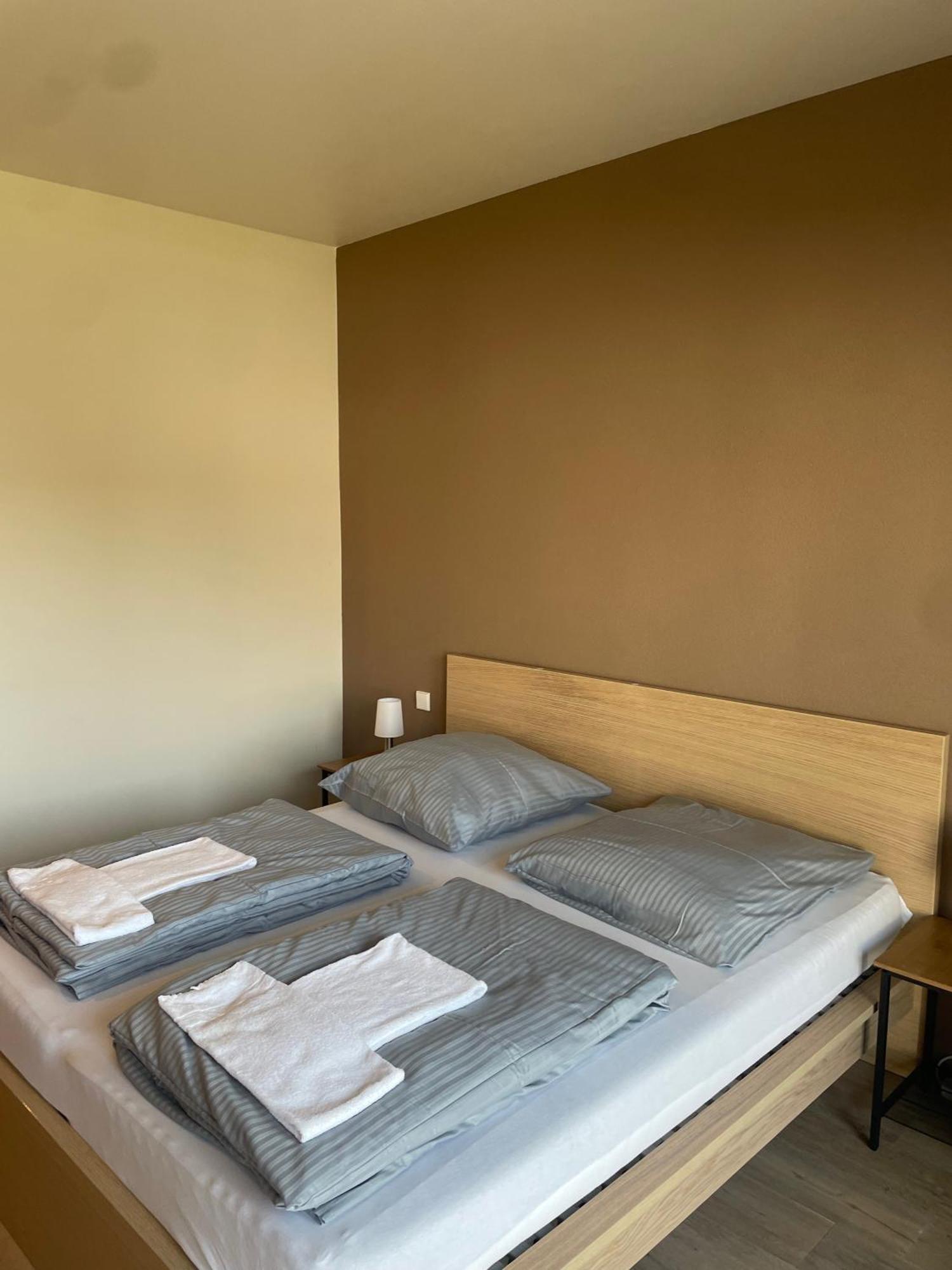 Modernes & Gepflegtes Hotelzimmer Mit Kueche! Bernstadt  Exteriör bild