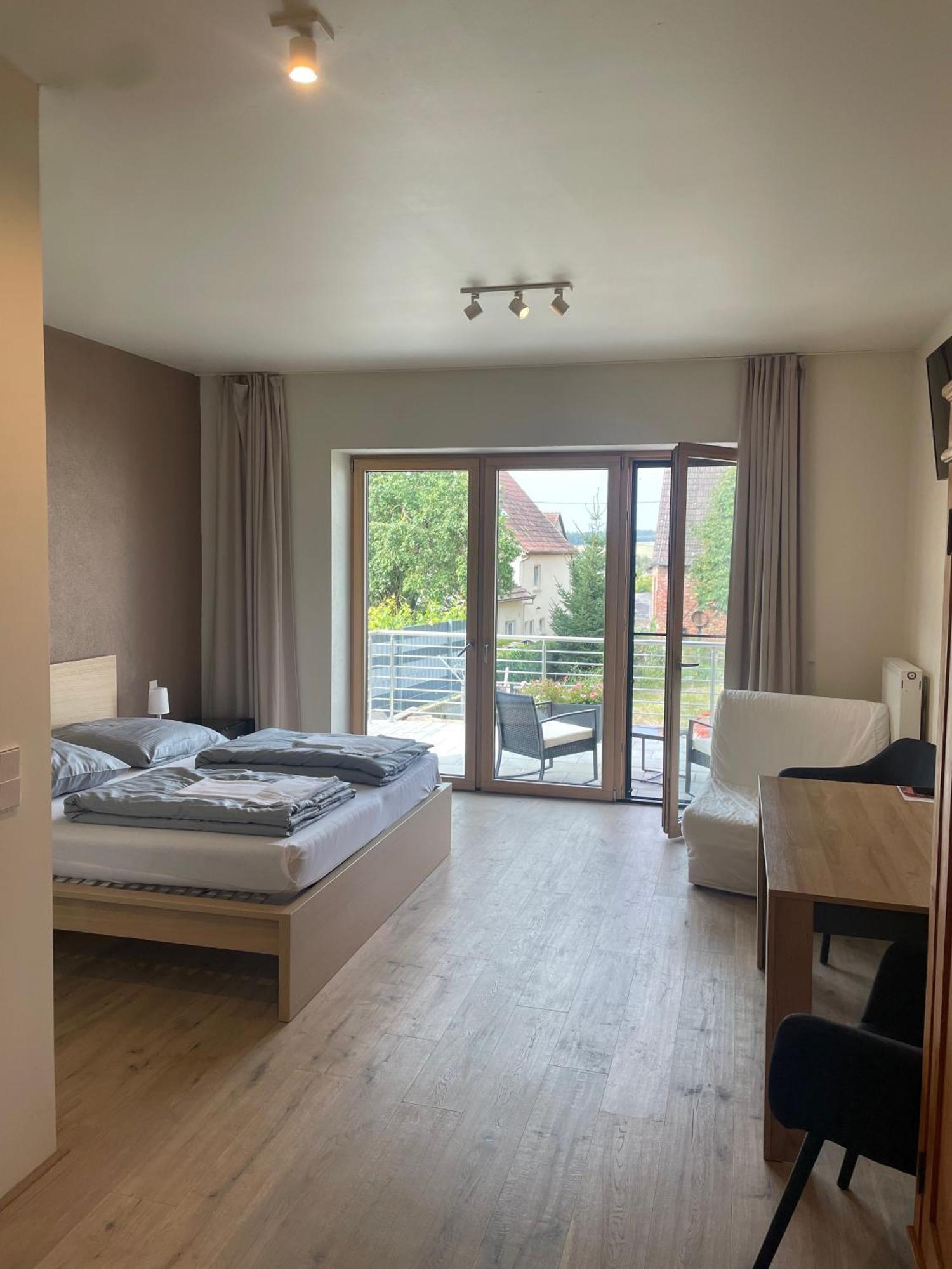 Modernes & Gepflegtes Hotelzimmer Mit Kueche! Bernstadt  Exteriör bild